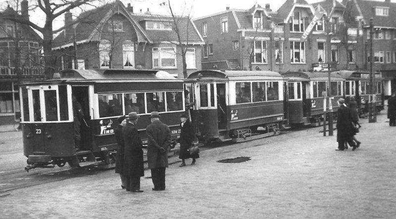 Deze foto, die ook in de kop te zien is, toont de NBM-tramlijn Utrecht-Zeist en werd in deze laatste plaats gemaakt op 19 maart 1944. De achterste van de drie aanhangwagens is weer de 23, die we ook op de vorige foto tegenkwamen. (M.van Notten; NVBS-fotonummer 169.615)