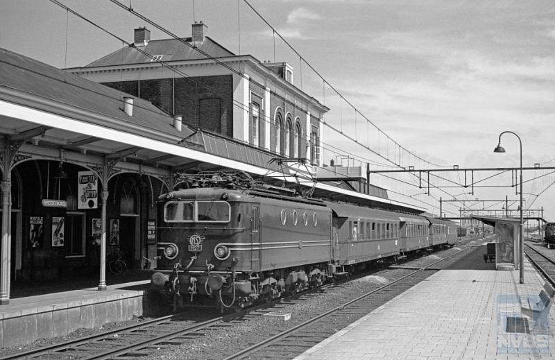 De eerste zomerse vakantietrein uit 1962 van Düsseldorf naar Vlissingen, treinnummer 851, stopt hier in Middelburg. De blauwe eloc 1127 trekt vier rijtuigen van de Deutsche Bundesbahn.