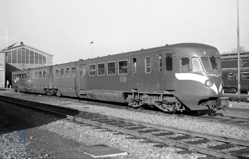 Bij de werkplaats Zwolle staat DE2-treinstel 83 in blauwe kleur en met een proefbeschildering van de “snor”. Het is 13-11-1960 (J.A.Bonthuis; 639.471C).