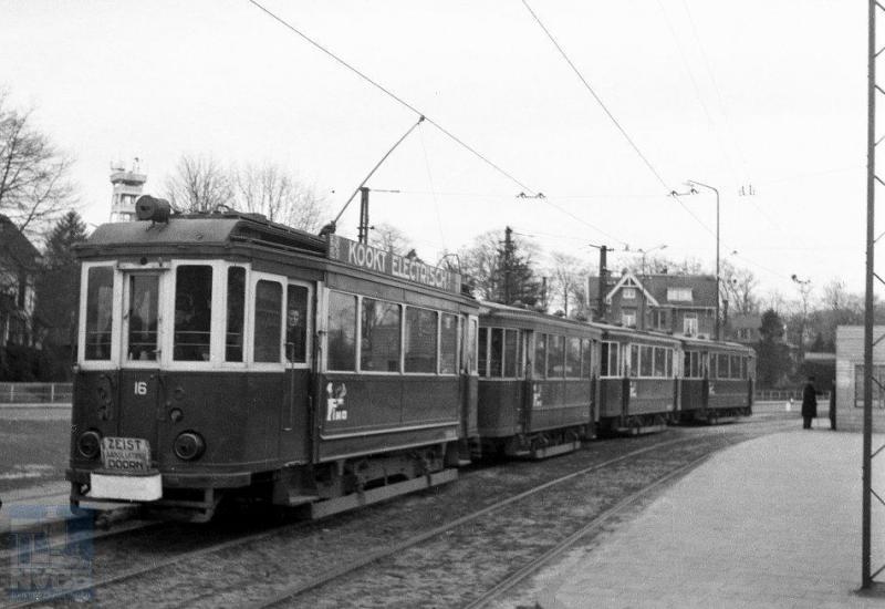 Kampioen driebijwagentrams was wel de NBM, zowel op het normaal- als op het smalspoor. De lijn van Utrecht naar Zeist was de enige met normaalspoor en heeft als elektrische tram veertig jaar bestaan van 1909 tot 1949. Hier zien we motorwagen 16 -met slechts één trolleystang in plaats van drie- met de aanhangers 54, 53 en 51 in De Bilt. In de jaren van de Tweede Wereldoorlog was het KNMI niet meer in De Bilt gevestigd en kon de dubbelpolige bovenleiding op het traject tussen de Utrechtse Berenkuil en De Bilt dus vervallen. Deze was indertijd noodzakelijk om storingen aan de meetinstrumenten door zwerfstromen zo veel mogelijk te voorkomen. Zoals voorop de motorwagen is te zien, bood deze tram in Zeist de mogelijkheid om aansluitend over te stappen op de tram naar Doorn. J.A. Bonthuis fotografeerde dit tafereel op 2 april 1944. (NVBS-fotonummer 129.486)