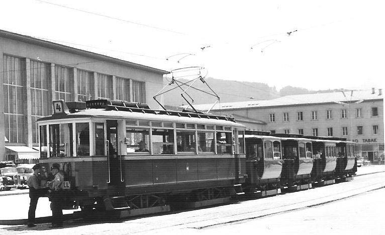 Een eindje verder van huis belanden we in Oostenrijk, waar voor het ÖBB-station van Innsbruck lijn 4 van de Innsbrucker Verkehrs Betriebe (IVB) vertrok. Verleden tijd, want de fraaie lijn 4 naar Solbad Hall is in 1974 opgeheven. Motorwagen 1 trekt vier oude en zeer kleine tweeassertjes, een uniek beeld bij de IVB. (foto R. van Hattum; 14-7-1959)