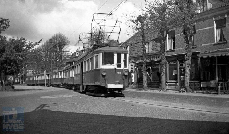 Niet alleen met Pinksteren maar ook met Pasen trokken de mensen er massaal op uit. En vlak na de oorlog ging dat gewoonlijk per trein of tram. Op 22 april 1946, Tweede Paasdag, vertrekt emr. 93 met zelfs vier aanhangers van het Dorpsplein in Doorn naar hetzij Arnhem hetzij Driebergen, de beide eindpunten van deze lijn. De foto werd door W.D.J.Cramer gemaakt op 22 april 1946. (NVBS-fotonummer 119.468)