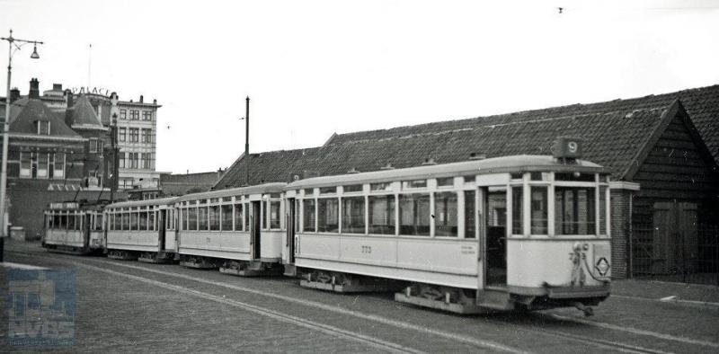 Een soortgelijk plaatje uit Scheveningen, waar HTM motorwagen 807 in de Harstenhoekstraat drie vierassige bijwagens, de 772, 776 en 773 vanuit de nabijgelegen remise klaar gaat zetten voor versterking van lijn 9. Op 5 november 1949 schoot J.A.Bonthuis dit ‘konvooi', zoals in Den Haag een tram van drie of meer rijtuigen werd genoemd.(NVBS-fotonummer 109.647)
