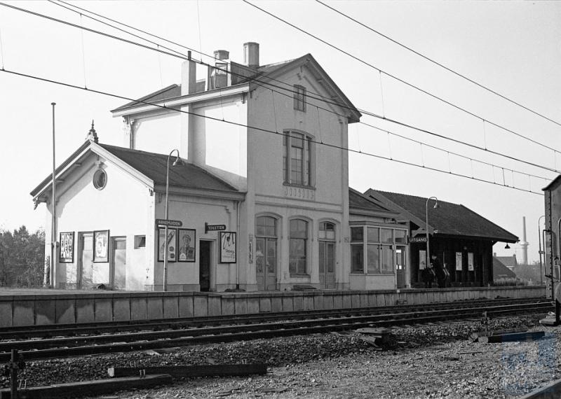 Arnemuiden ligt op de grens met Zuid-Beveland en is het eerste station op Walcheren. Het stationsgebouw van architect Van Brederode dateert uit 1872 en is op het moment dat de foto werd gemaakt nog volop in gebruik. De intercitytreinen Amsterdam-Vlissingen stoppen er ook nu nog.