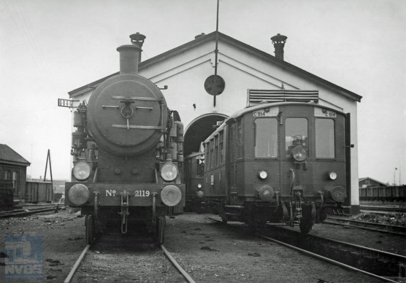 Bij het locomotievendepot te Vlissingen staan hier NS-stoomlocotief 2119 en motorrijtuig omC 914, met erachter nog net een stukje van de omC 915. Deze laatste twee, uit een serie van zes, waren oorspronkelijk bedoeld voor de stoptreindiensten tussen Zaandam en Enkhuizen.