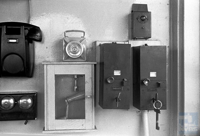 Op deze foto zien we in het station van Arnemuiden apparatuur zoals telefoon en sleutelrelaiskastjes voor de overweg en brug in de brugpost Arne
