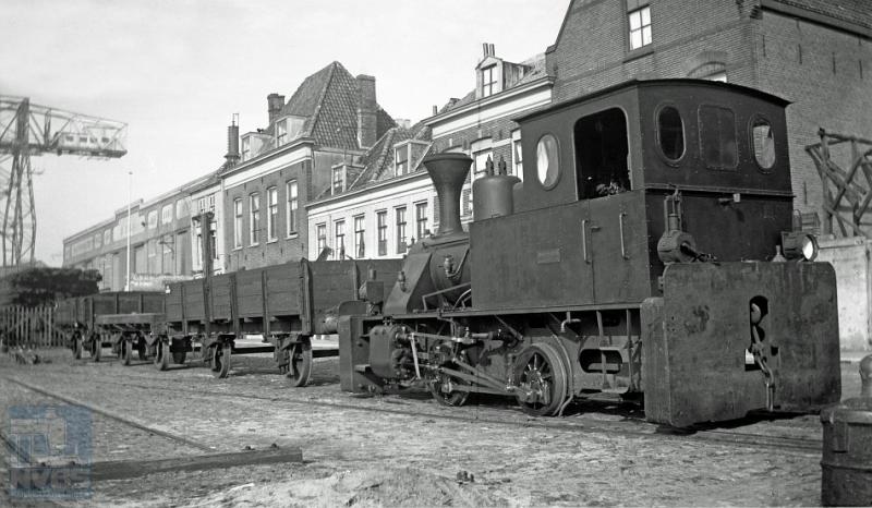 Op het terrein van de e Koninklijke Maatschappij De Schelde lag een spoorbaan ten behoeve van het intern transport waar we hier locomotief Willy zien rijden met een aantal wagens.