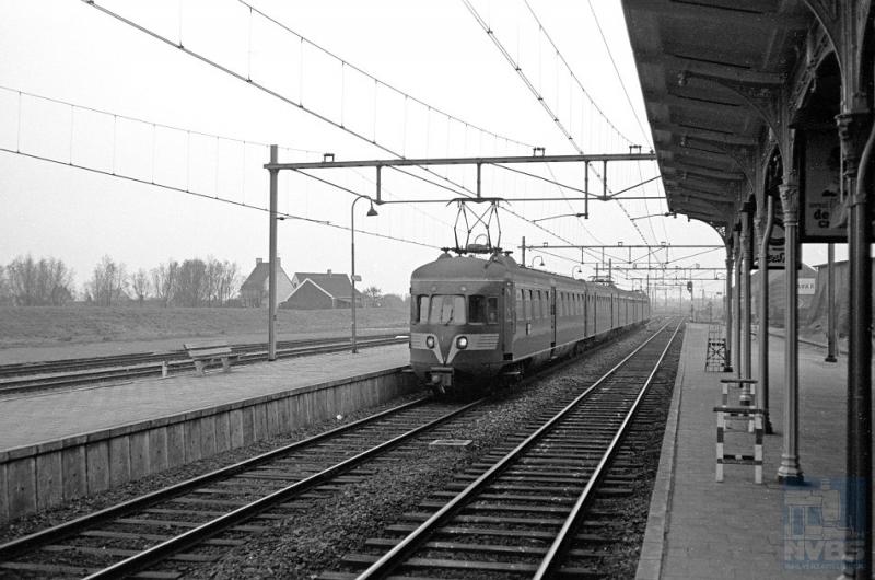 Nog lang voor de intercitytijd komt op deze foto een trein uit Vlissingen naar Amsterdam aan op spoor 2 in Middelburg. Het is een ElD5 met nummer 817, door Beijnes te Haarlem in 1942 gebouwd. De vijfjes waren geruime tijd de langste treinstellen bij NS.