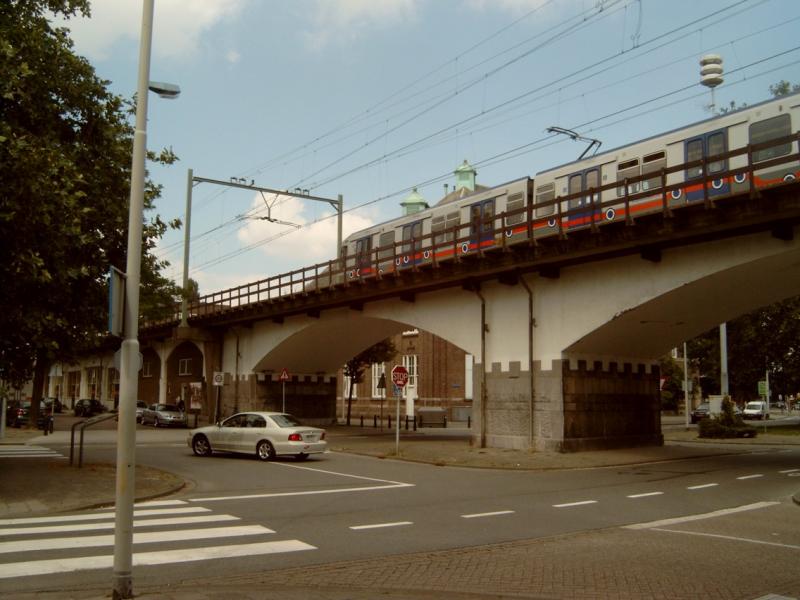 Randstadrail-materieel op viaduct in Rotterdam-Noord