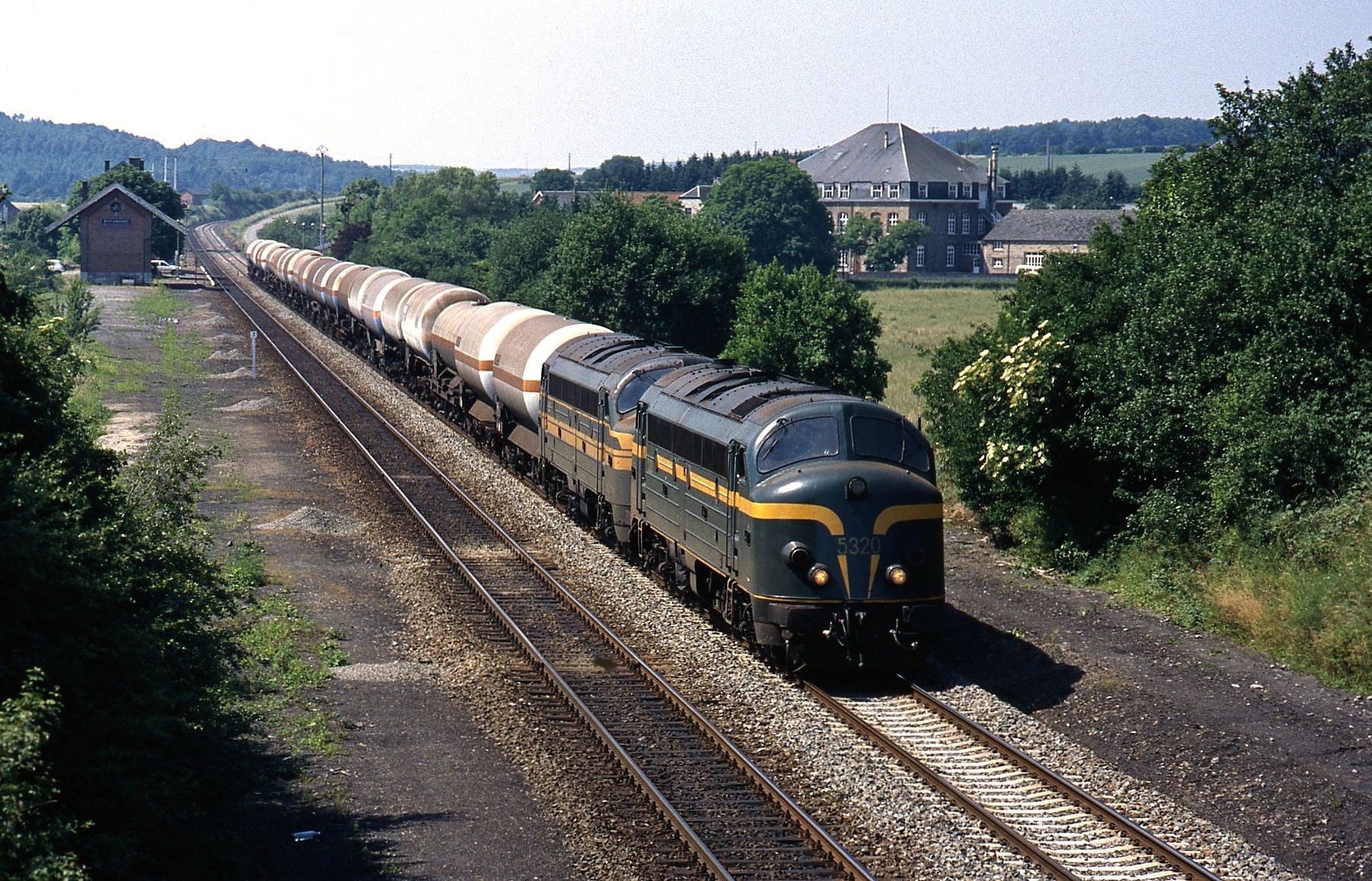 Twee ‘Bolle Neuzen’ van de reeks 53 op de Athus-Meuselijn ter hoogte van Wiesme in 1989. Foto: Bert van der Kruk.