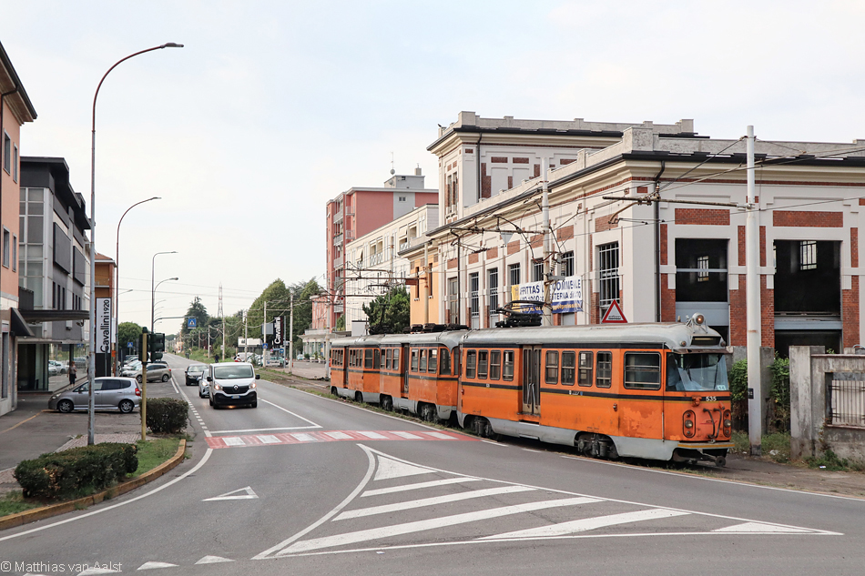 Op de laatste interlokale Milanese tramlijn naar Limbiate doen de in 1961-’64 gebouwde <b>Treni bloccati</b> nog altijd trouw dienst. Foto: Matthias van Aalst, 9 augustus 2022.